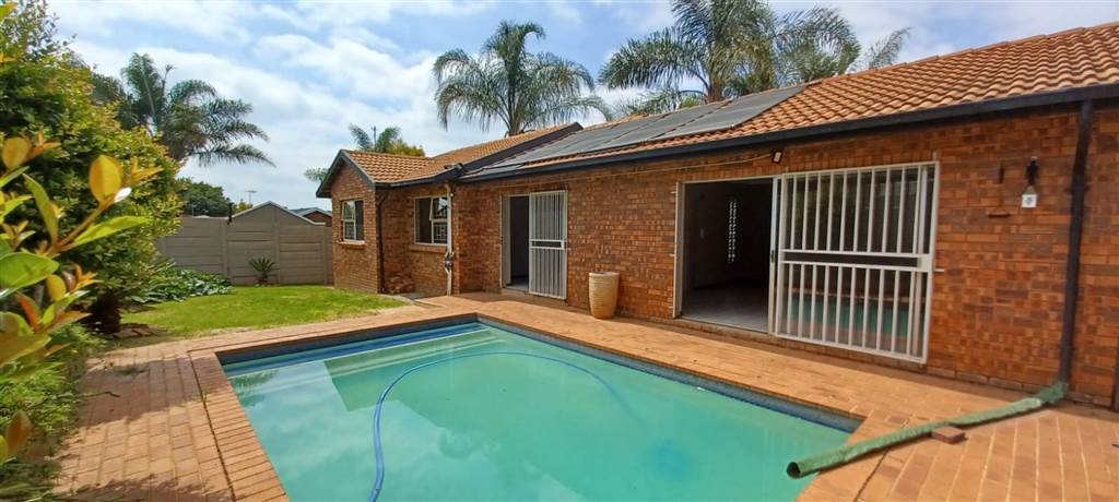 3 Bed House in Glen Marais photo number 16