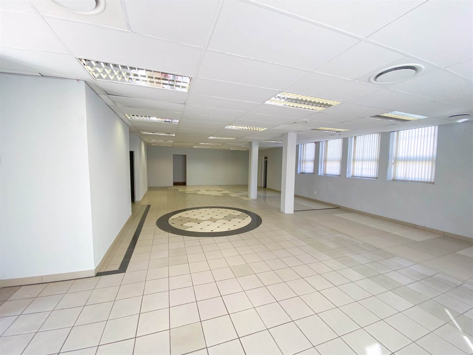 250  m² Commercial space in Woodstock photo number 8