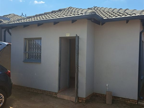 2 Bed House in Clayville