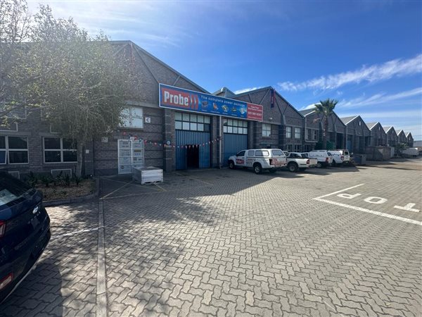 918  m² Industrial space in Maitland