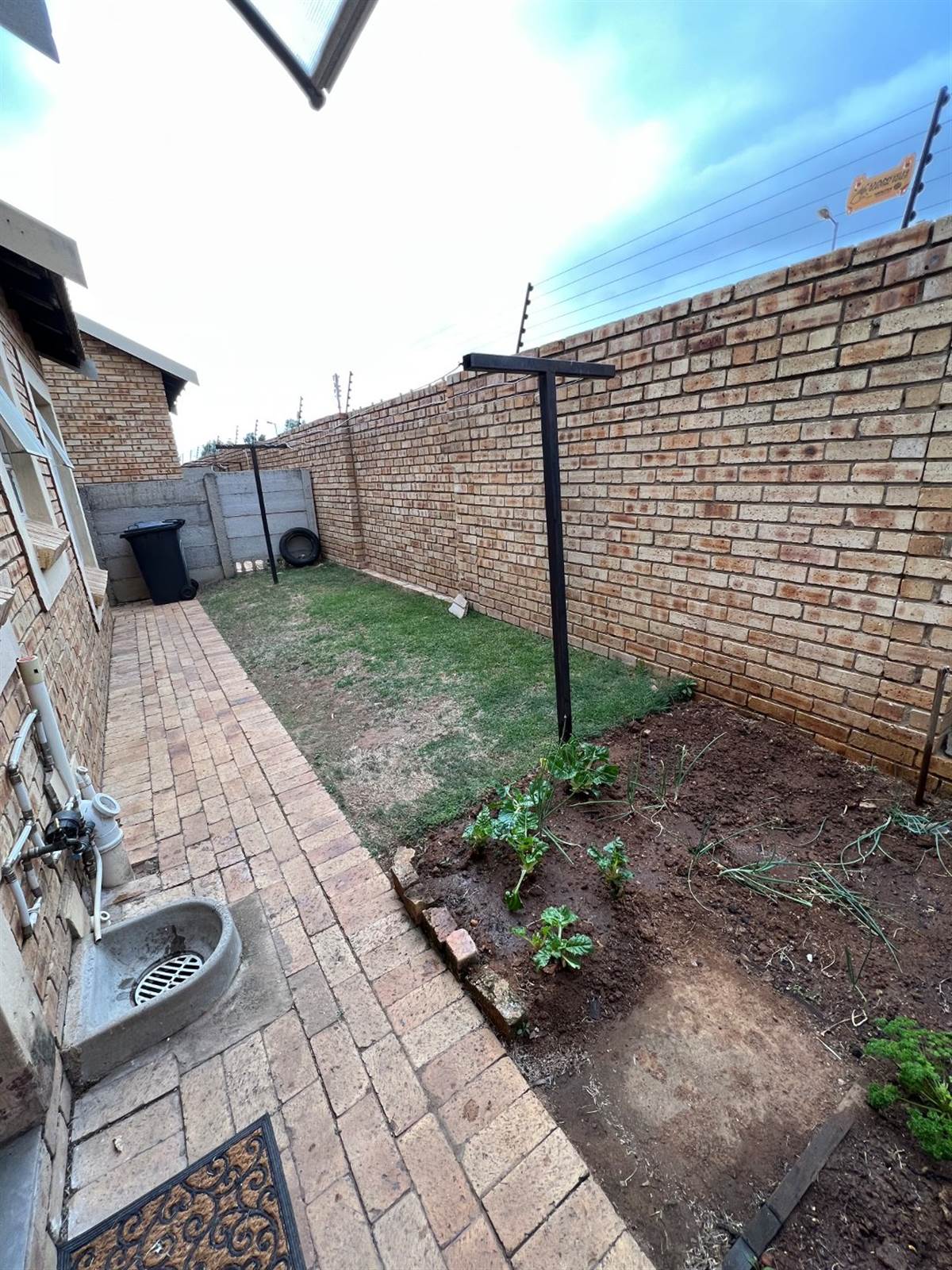 2 Bed Townhouse in Olievenhoutbosch photo number 16