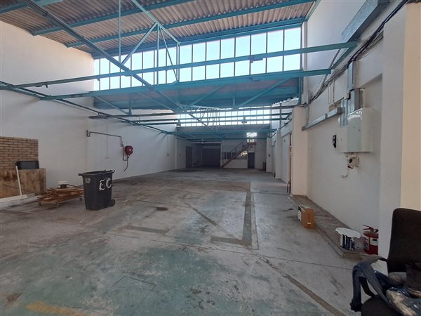 570  m² Industrial space in Parow East