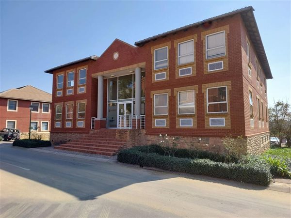 141  m² Commercial space in Fourways