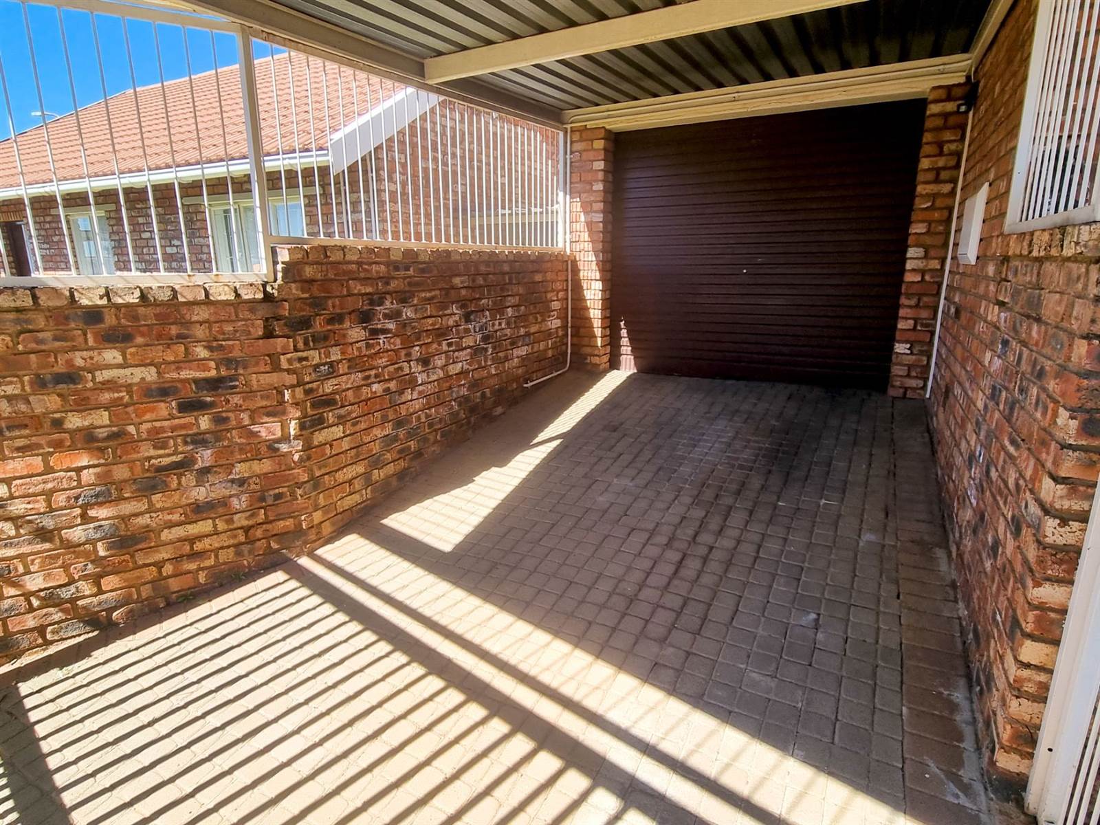 3 Bed Townhouse in Uitsig photo number 3