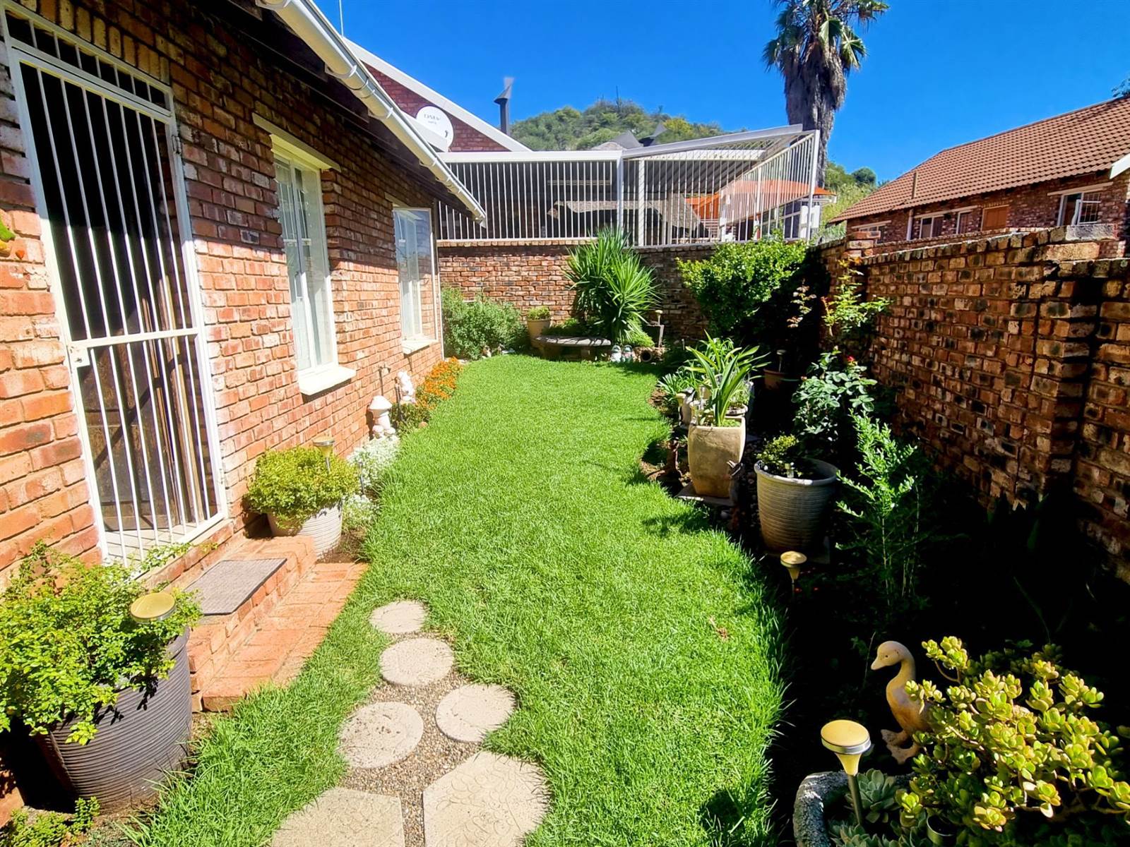 3 Bed Townhouse in Uitsig photo number 4