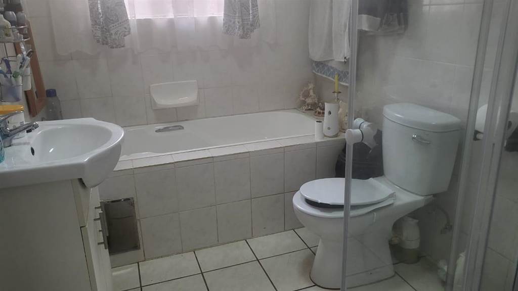 2 Bed Townhouse in Rangeview photo number 9