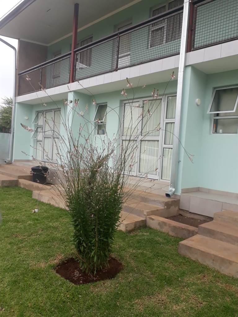1 Bed Flat in Rustenburg Central photo number 3