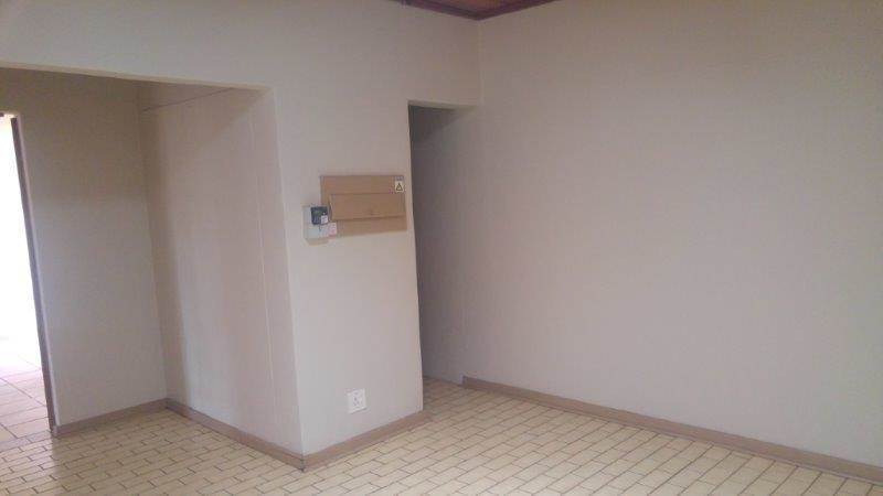 4 Bed House in Sinoville photo number 18