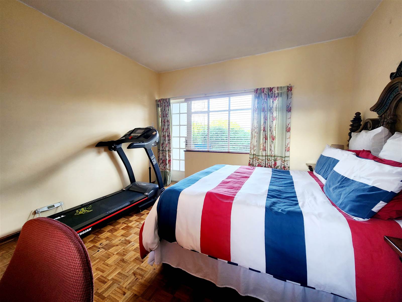 2 Bed Apartment in Richmond Hill photo number 17