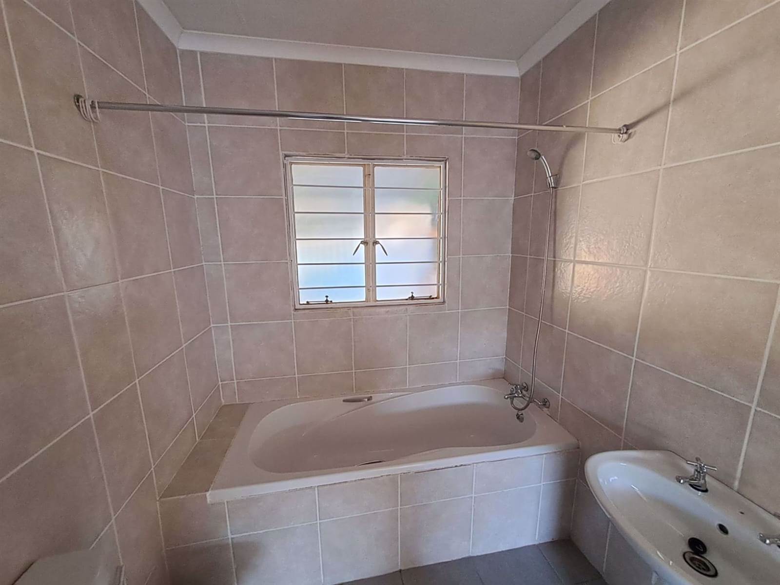 2 Bed Townhouse in Uitsig photo number 10