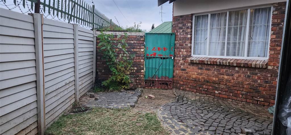 2 Bed Townhouse in Uitsig photo number 24
