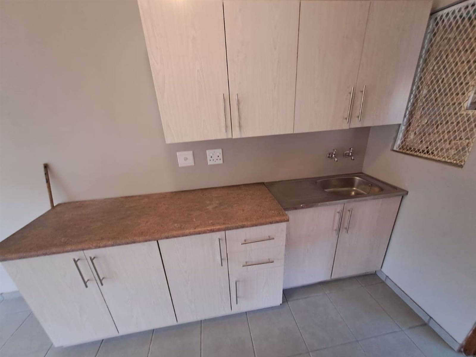 2 Bed Townhouse in Uitsig photo number 5