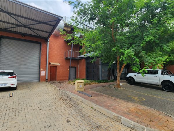 883  m² Industrial space