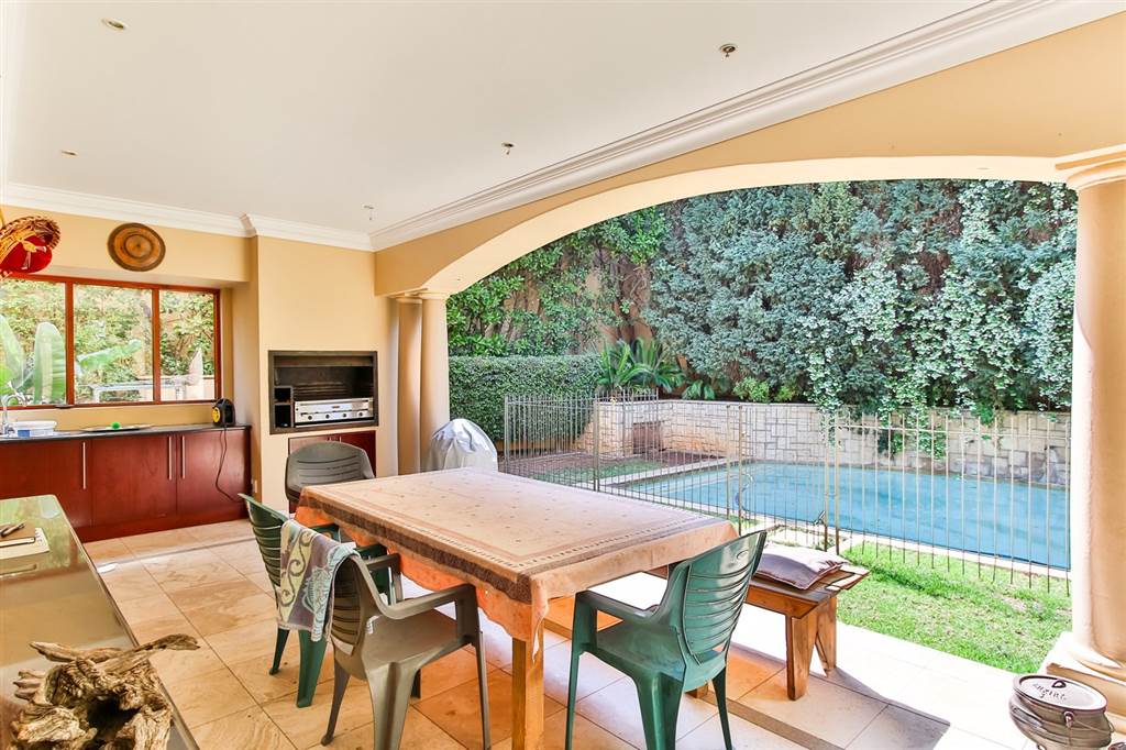 4 Bed House in Bryanston photo number 2