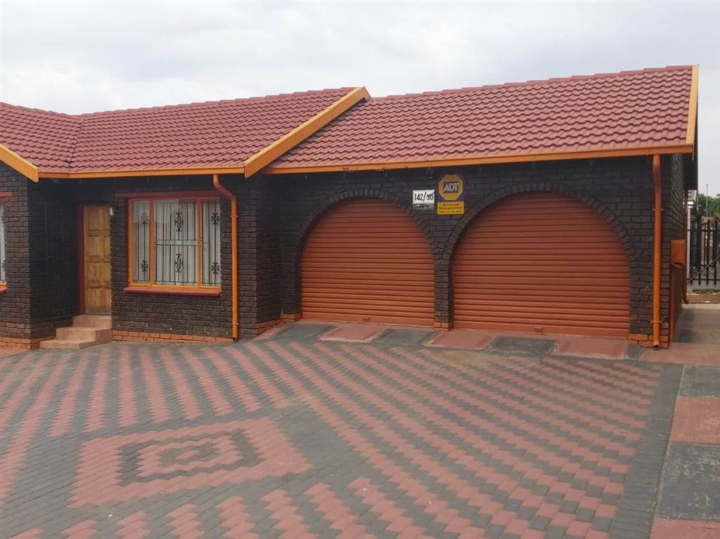 4 Bed House in Dhlamini photo number 3