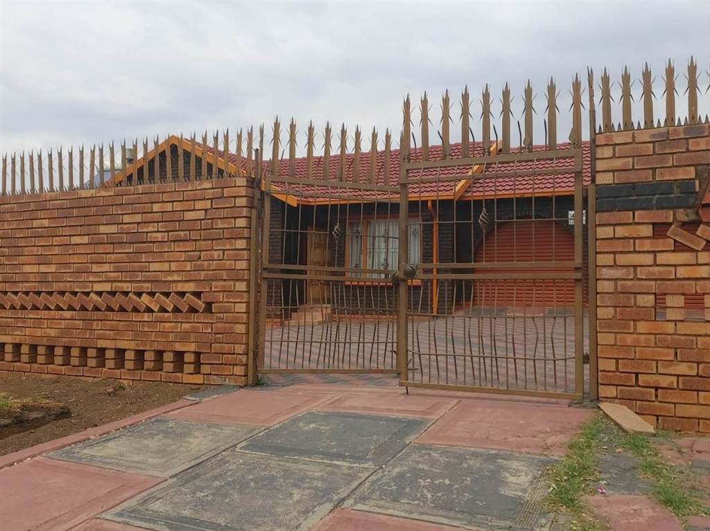 4 Bed House in Dhlamini photo number 20