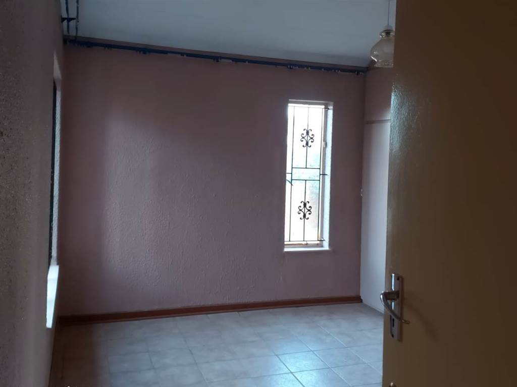 4 Bed House in Dhlamini photo number 5