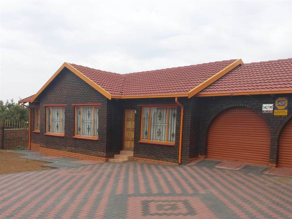 4 Bed House in Dhlamini photo number 2