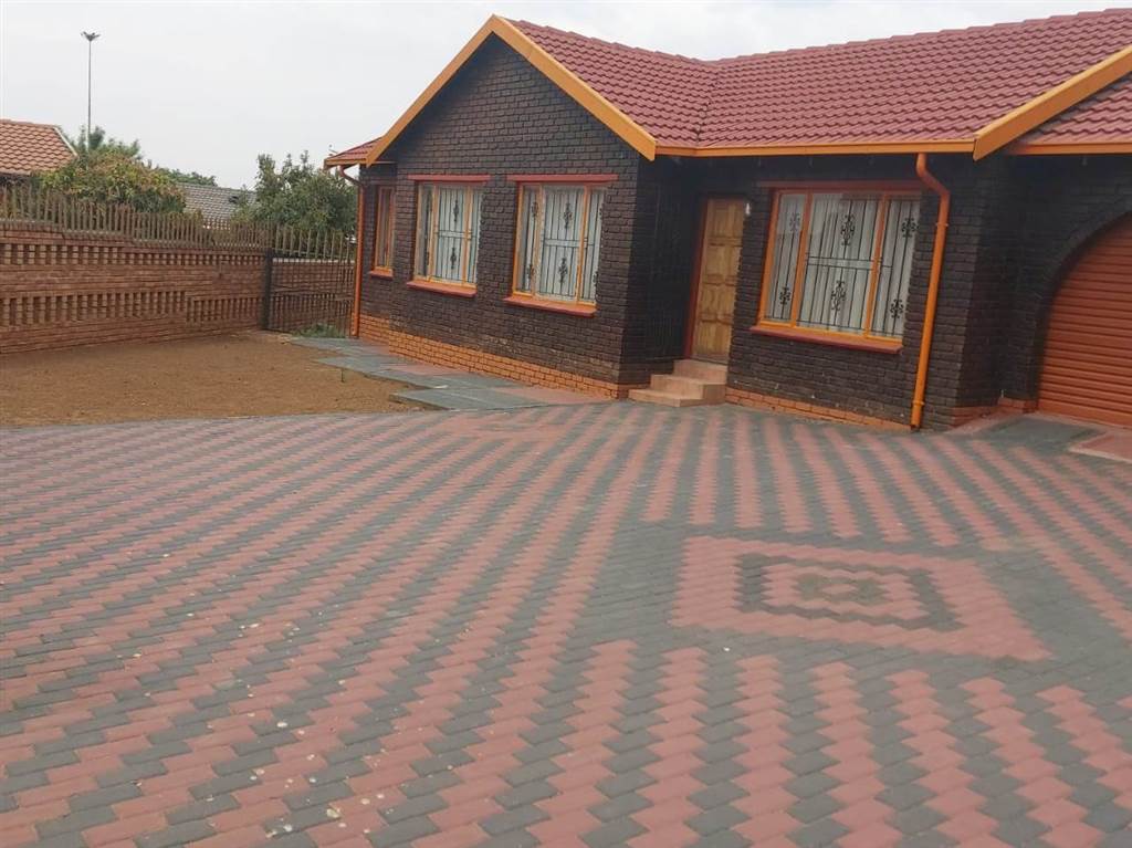 4 Bed House in Dhlamini photo number 18