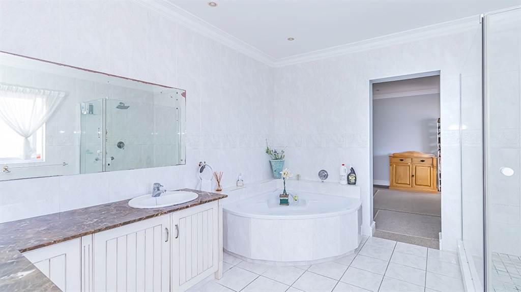 8 Bed House in Fish Hoek photo number 23