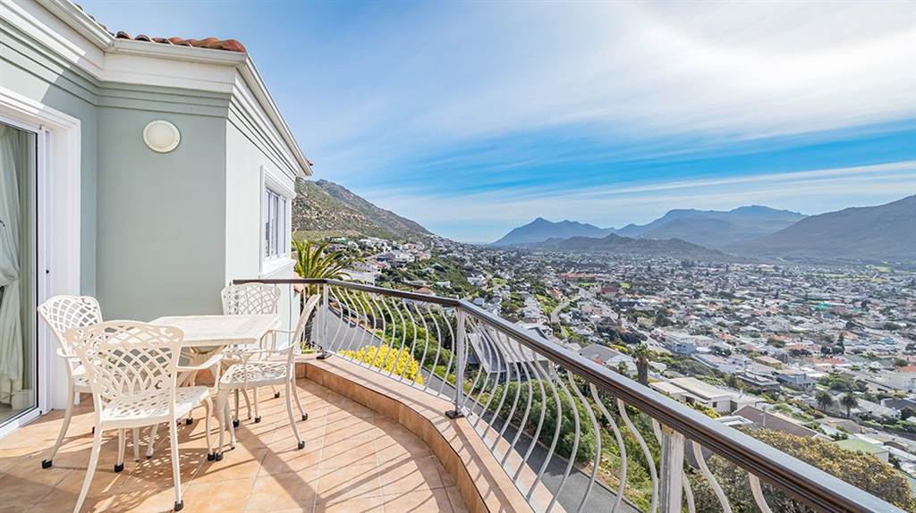 8 Bed House in Fish Hoek photo number 15