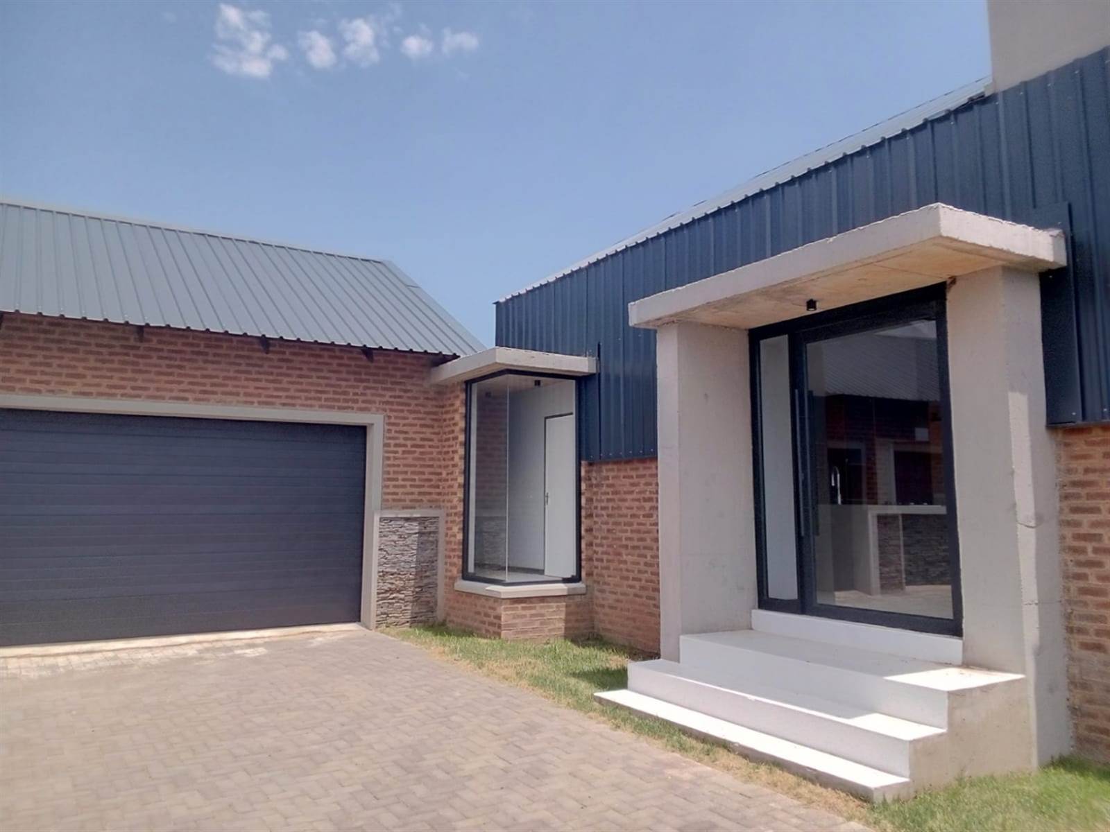 4 Bed House in Middelburg South photo number 2