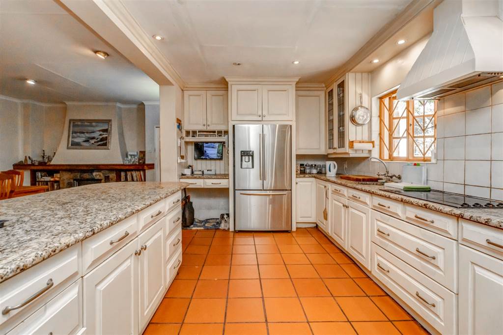 12 Bed House in Lonehill photo number 5