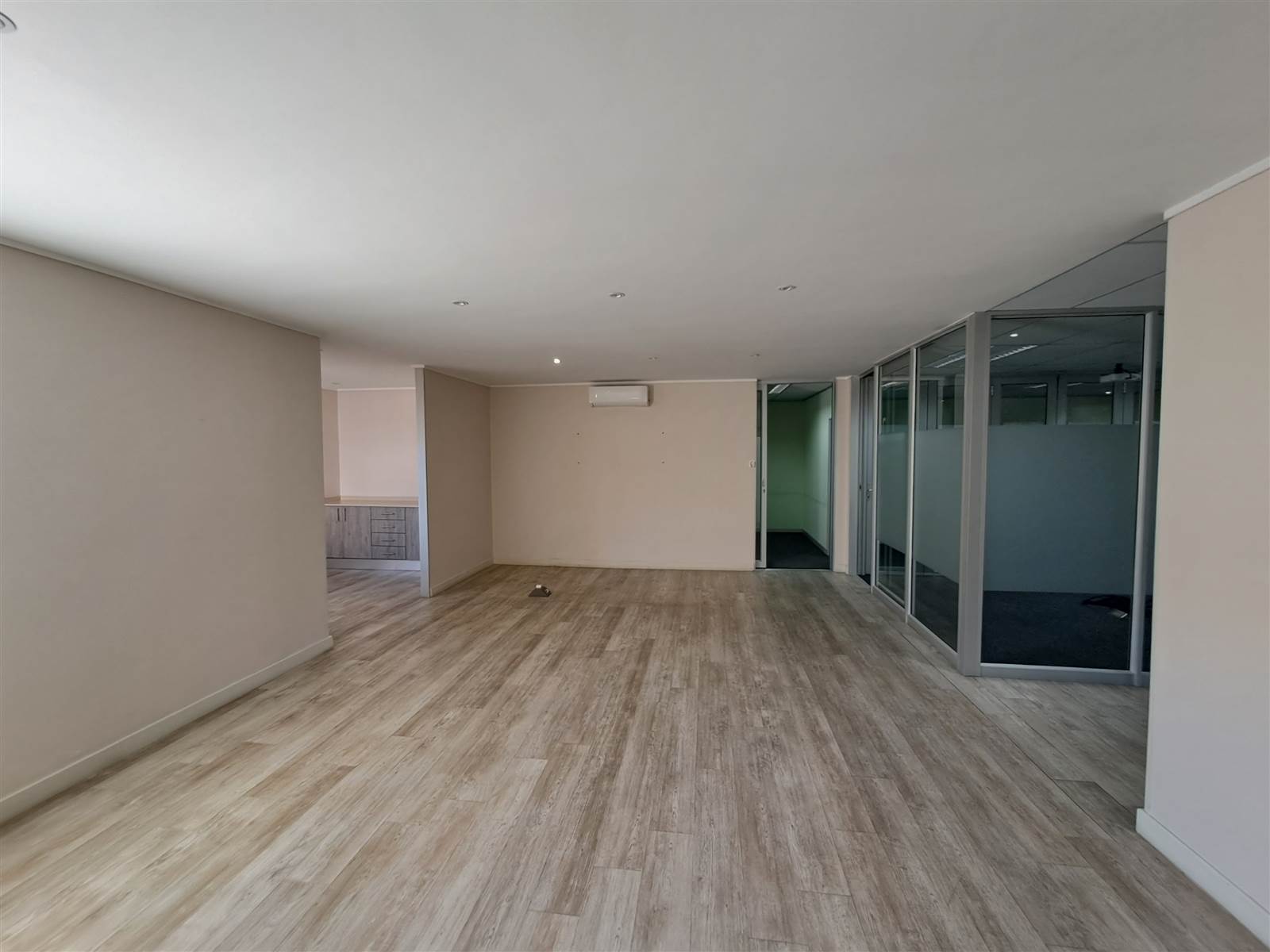 383  m² Commercial space in Hyde Park photo number 2
