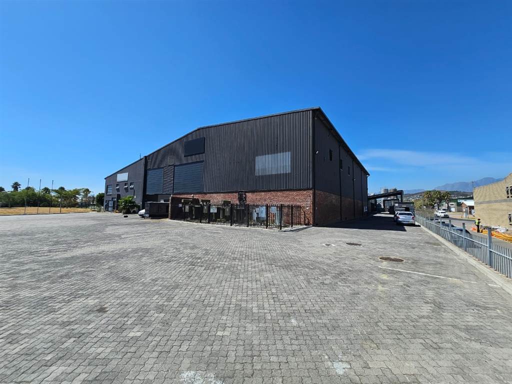 8420  m² Industrial space in Somerset West Business Park photo number 2