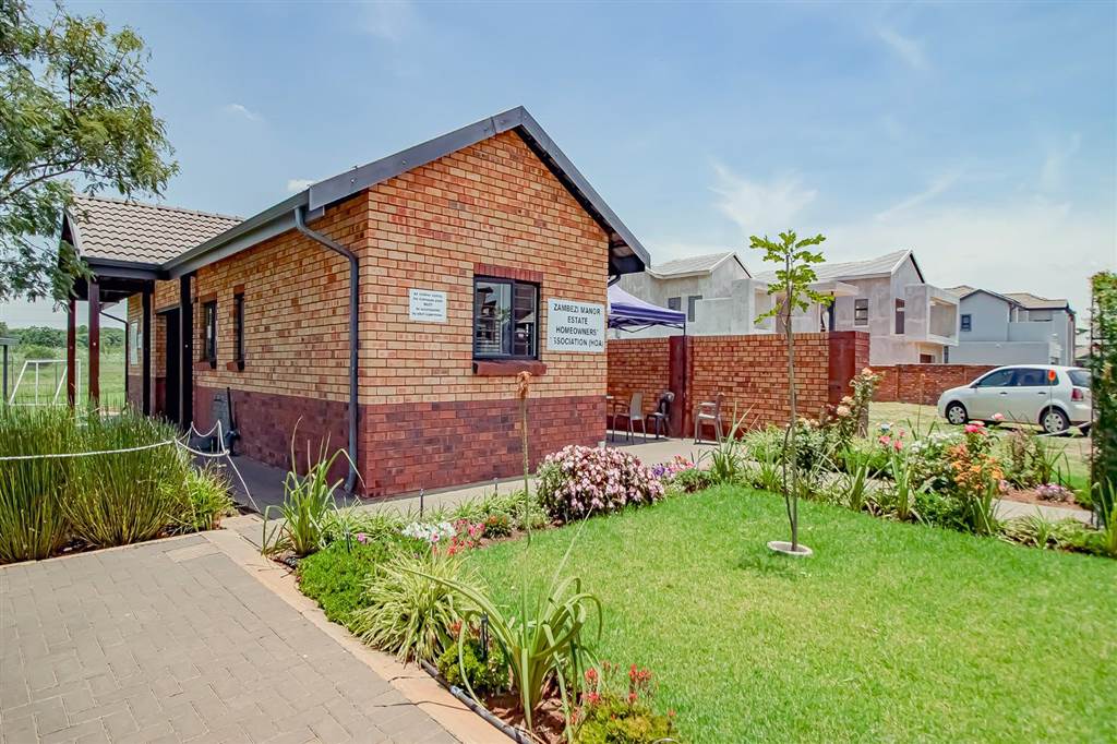 3 Bed Townhouse in Derdepoort photo number 5