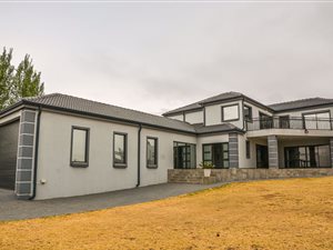 5 Bed House in Bronkhorstbaai