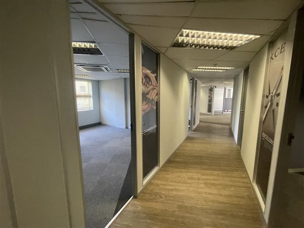 5 716  m² Commercial space