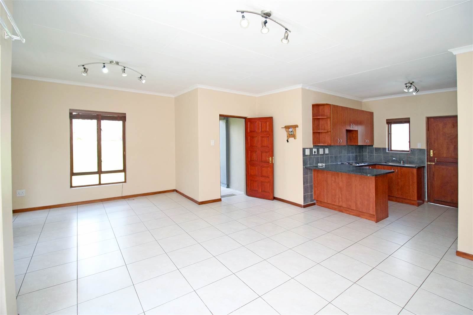 2 Bed House in Kyalami Hills photo number 3