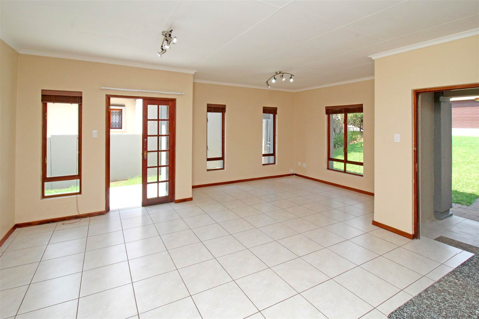 2 Bed House in Kyalami Hills photo number 9