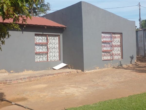 800 m² Land available in Lethlabile