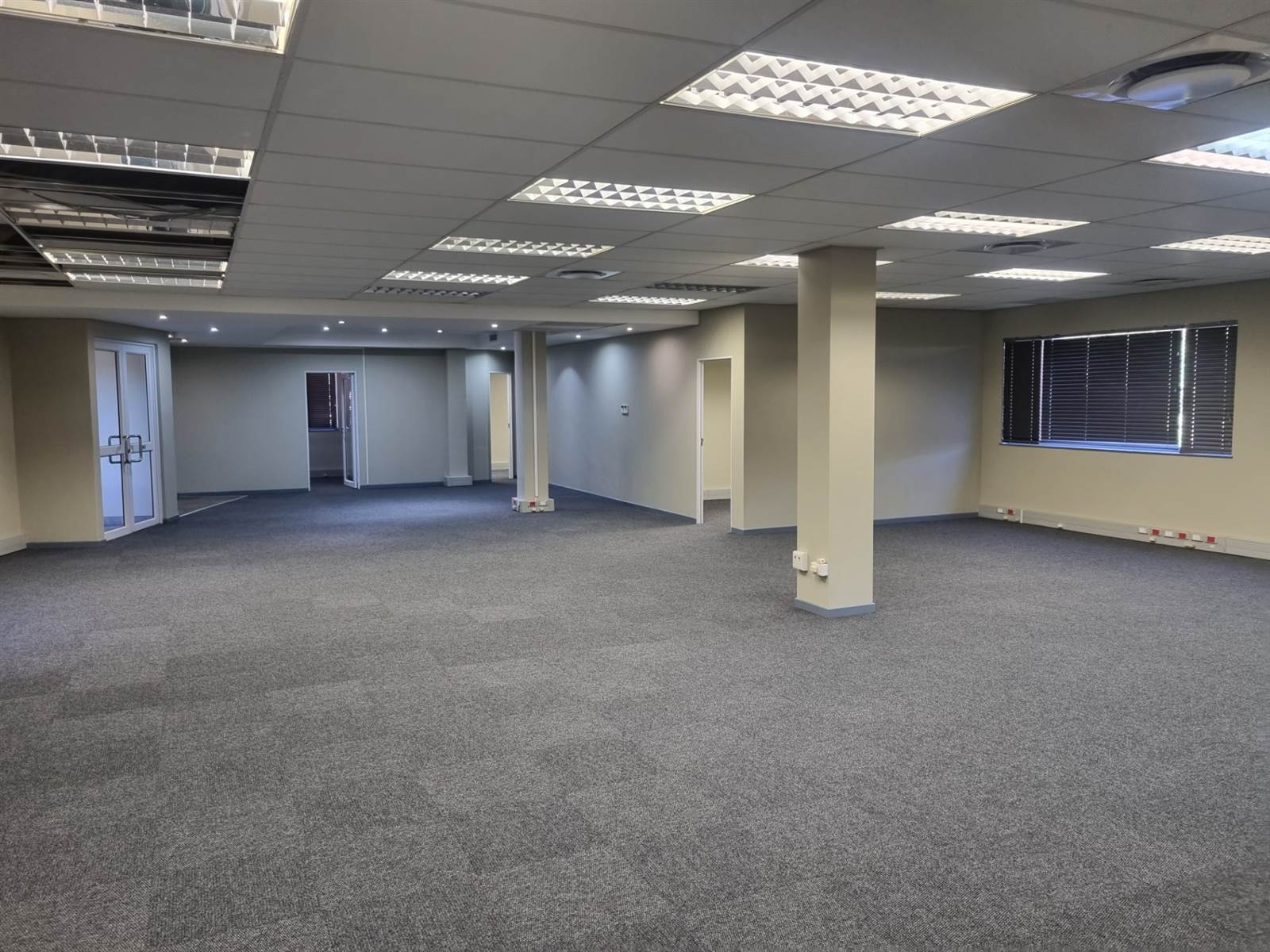 100  m² Office Space in Hilton photo number 3