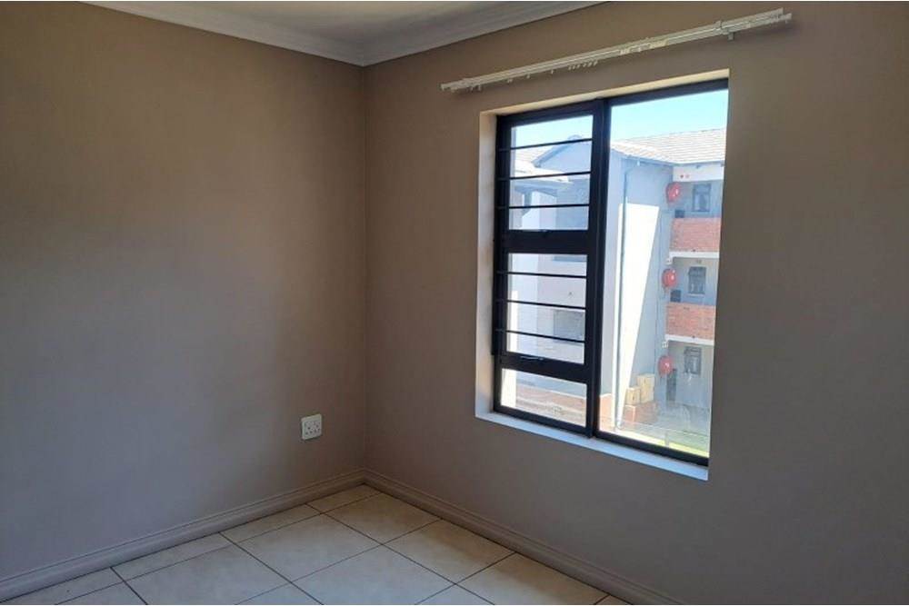 2 Bed Apartment in Rooihuiskraal North photo number 16