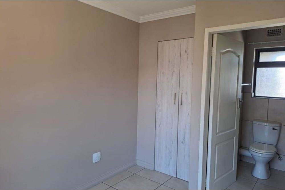 2 Bed Apartment in Rooihuiskraal North photo number 17