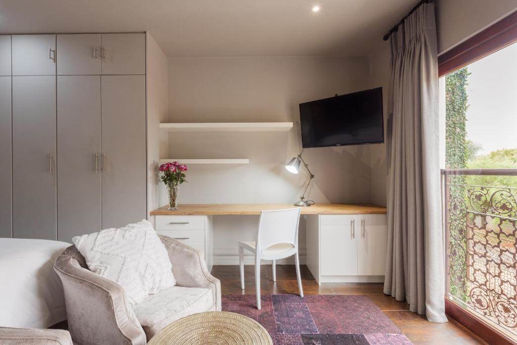 1 Bed Apartment in Zwartkop Golf Estate photo number 3