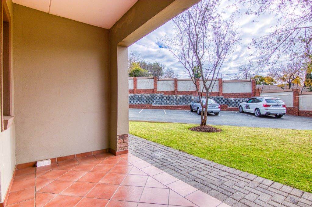 2 Bed Apartment in Bloubosrand photo number 15