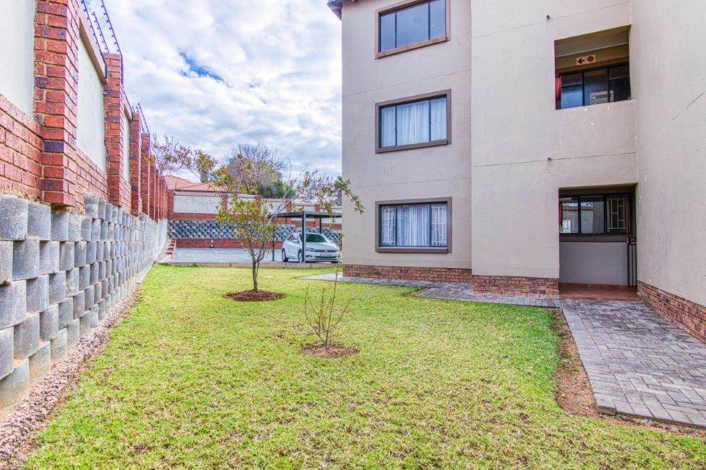 2 Bed Apartment in Bloubosrand photo number 18