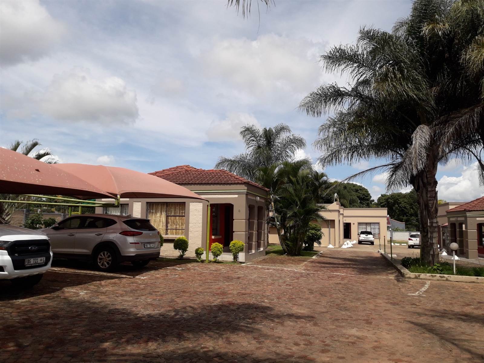 12 Bed Townhouse in Louis Trichardt photo number 4