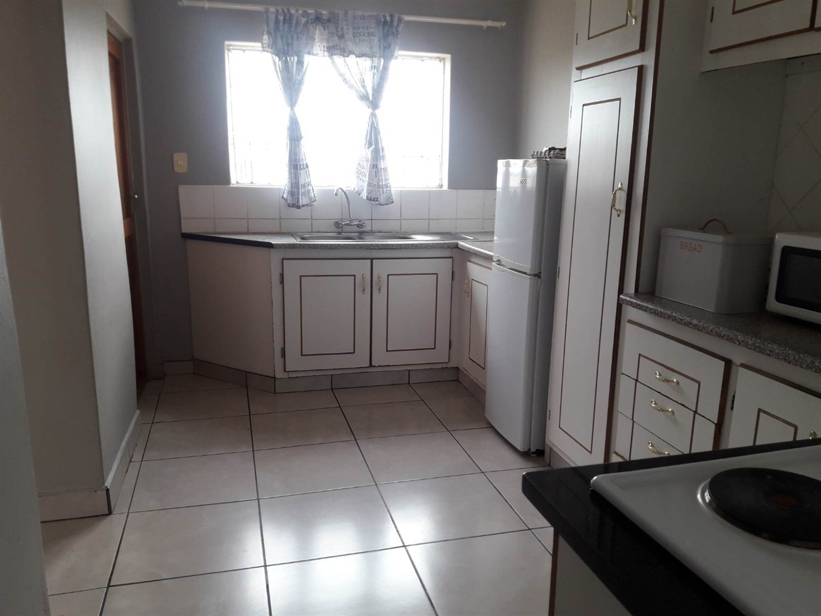12 Bed Townhouse in Louis Trichardt photo number 11