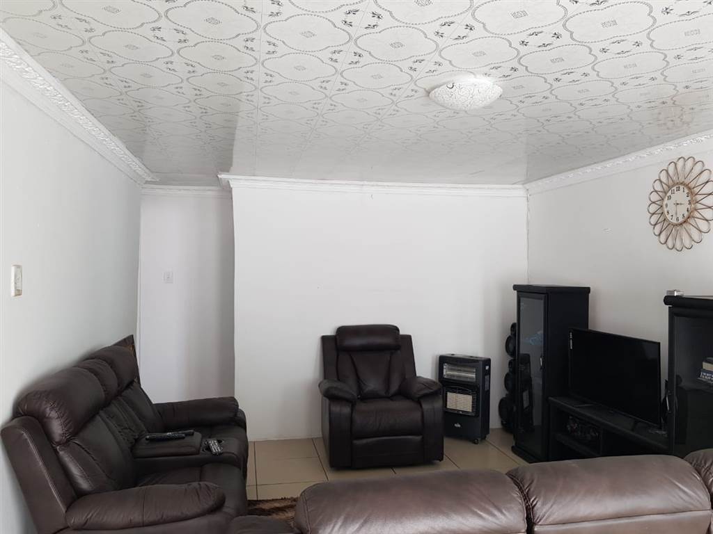 2 Bed House in Motherwell photo number 5
