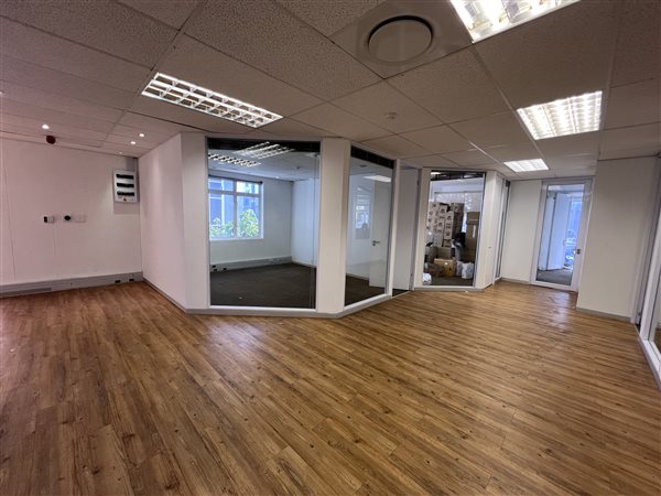 212  m² Commercial space