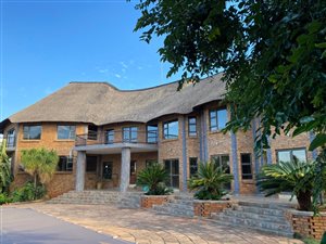 9 Bed House in Mooikloof Equestrian Estate