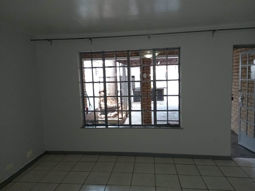 3 Bed Townhouse in Rustenburg Central photo number 10