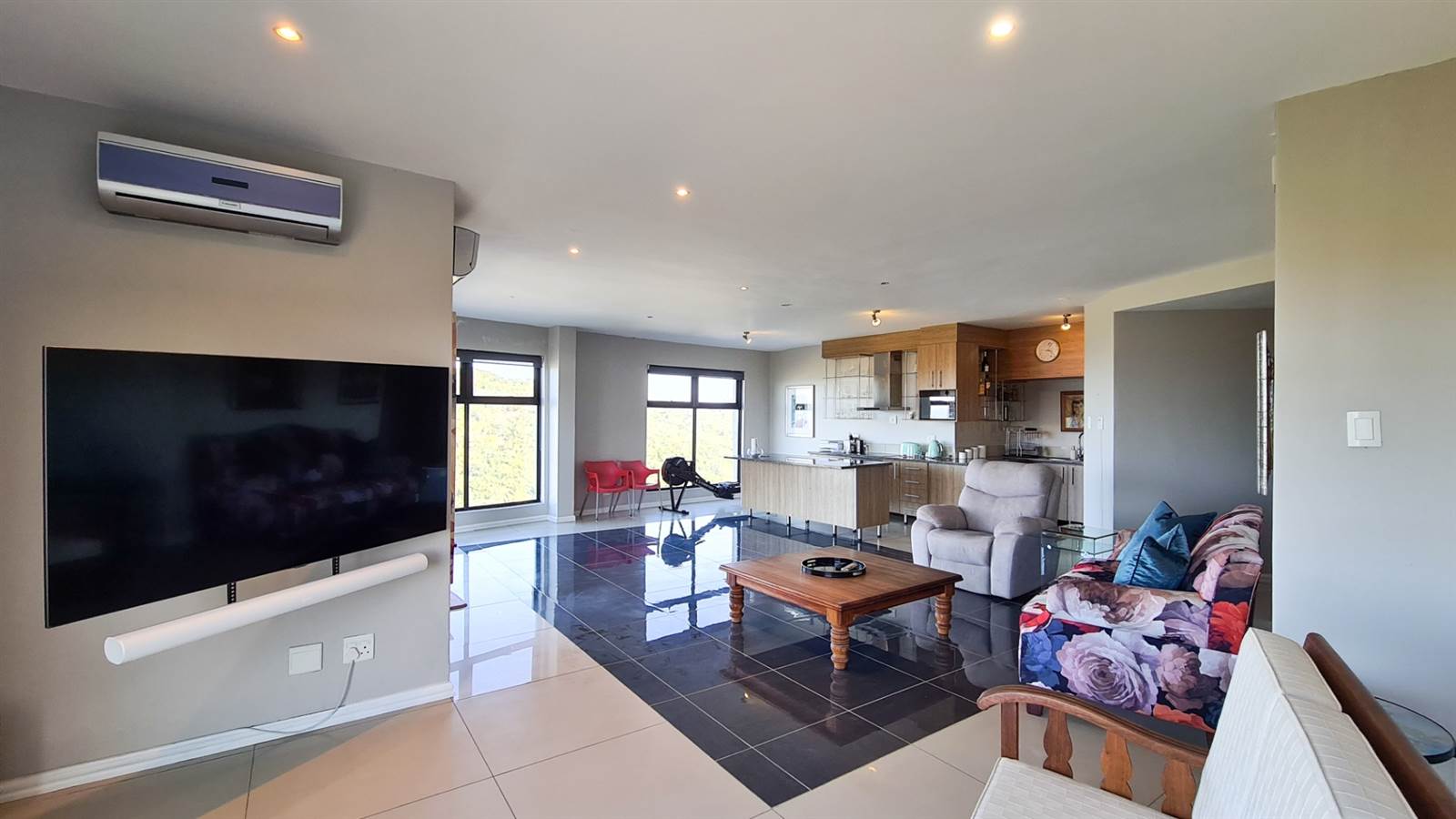 3 Bed Apartment in Nahoon Beach photo number 4