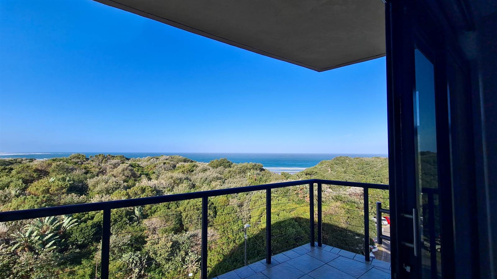 3 Bed Apartment in Nahoon Beach photo number 3