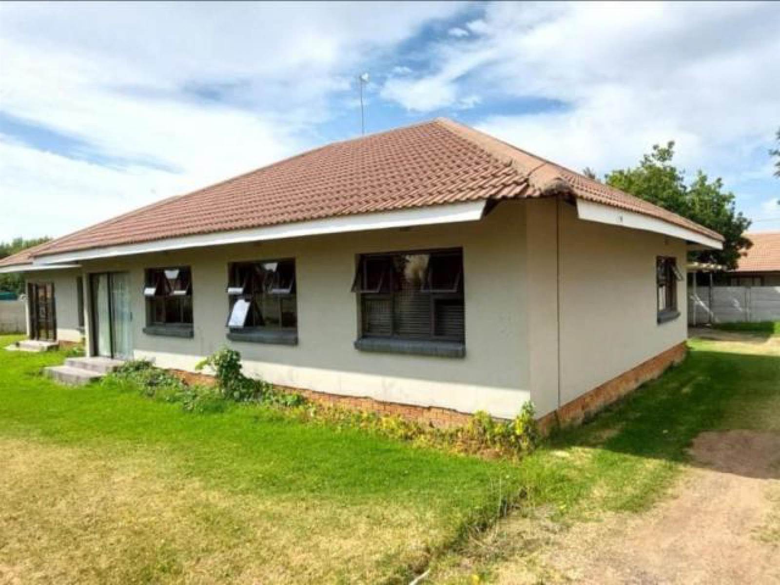 5 Bed House in Standerton Central photo number 3